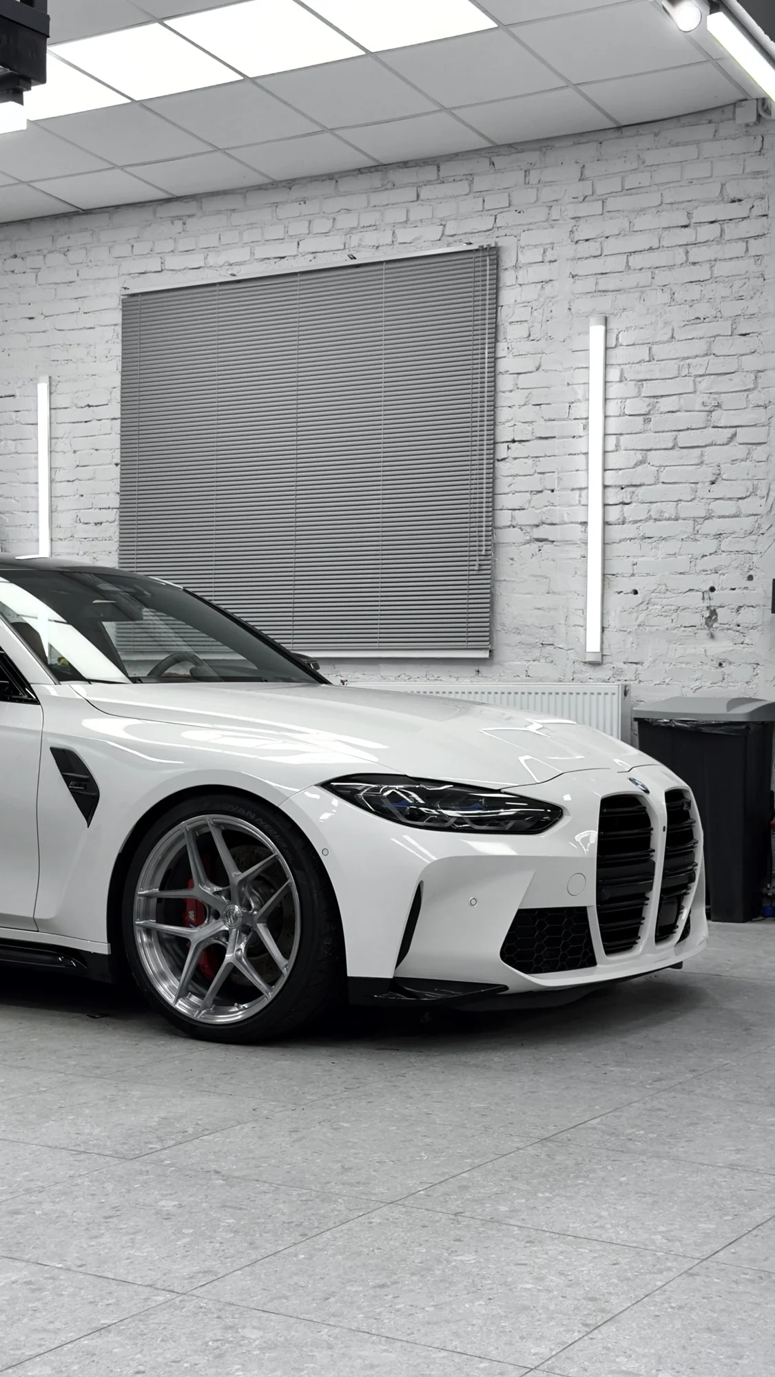 Кузов и переднее колесо BMW в боксе