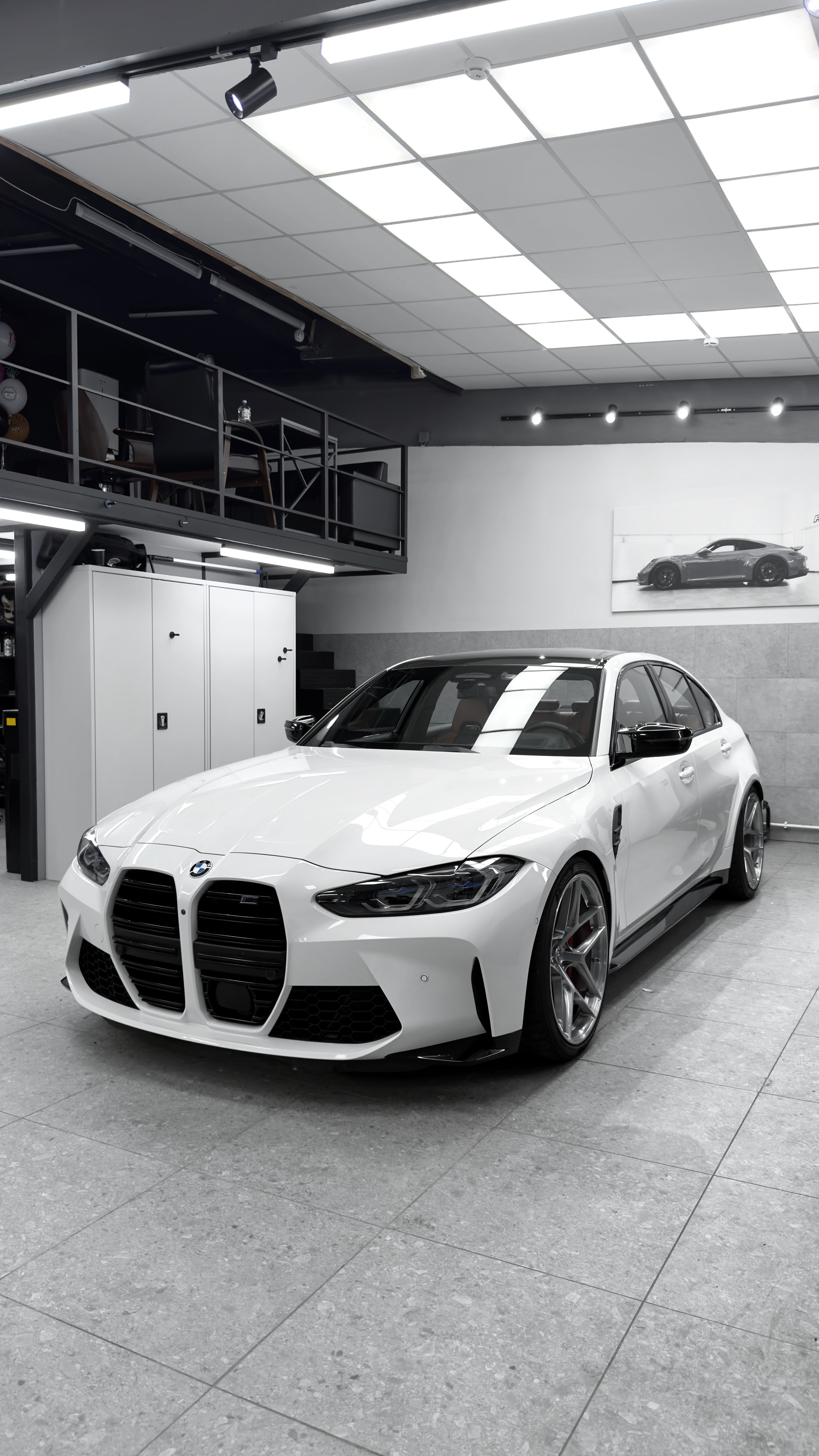 BMW в боксе студии детейлинга ELW в Москве