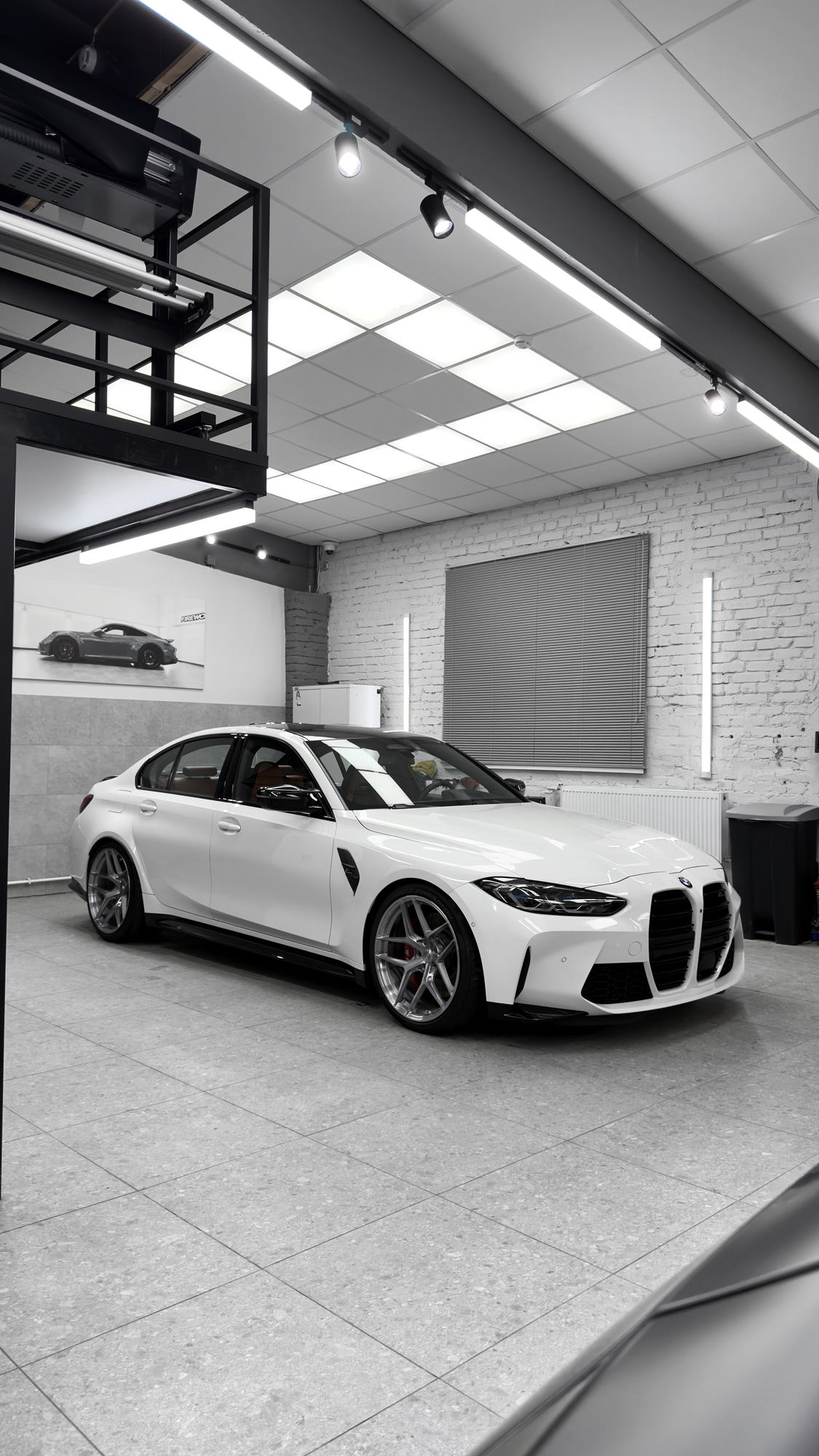 BMW M3 в боксе — Альпийский белый